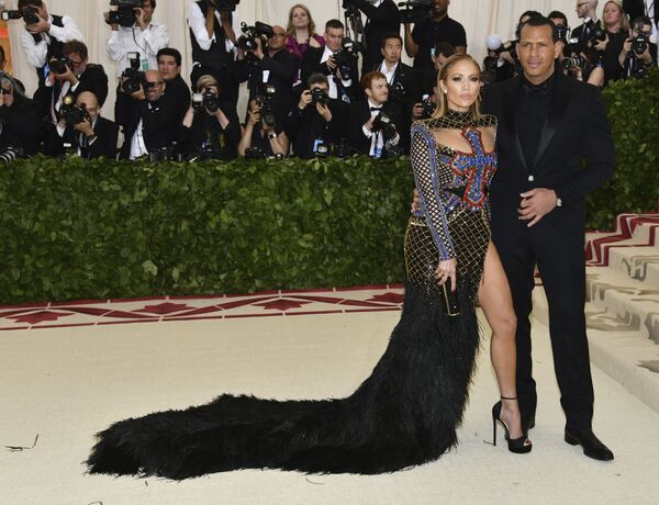 Jennifer Lopez's 'Christmas Tree Skirt' Look at Golden Globes Prompts Biblical Jokes on Twitter Jennifer Lopez's 'Christmas Tree Skirt' Look at Golden Globes Prompts Biblical Jokes on Twitter - Sputnik International