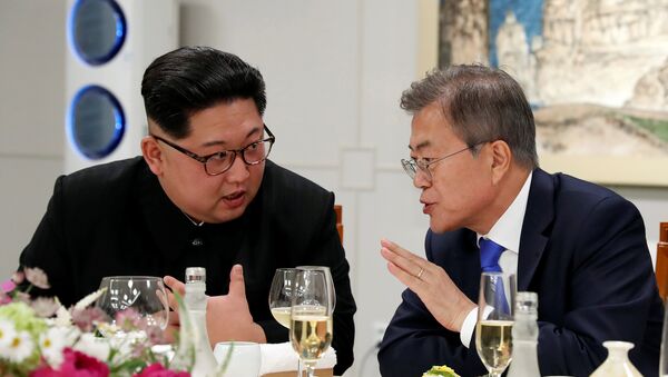 South Korean President Moon Jae-in and North Korean leader Kim Jong Un attend a banquet on the Peace House at the truce village of Panmunjom inside the demilitarized zone separating the two Koreas, South Korea, April 27, 2018 - Sputnik International