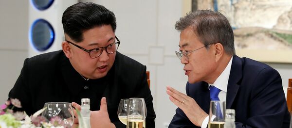 South Korean President Moon Jae-in and North Korean leader Kim Jong Un attend a banquet on the Peace House at the truce village of Panmunjom inside the demilitarized zone separating the two Koreas, South Korea, April 27, 2018 - Sputnik International