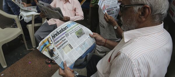 Indians read news about seven Indian Engineers abducted in Afghanistan in a newspapers, in Mumbai, India, Monday, May 7, 2018 - Sputnik International