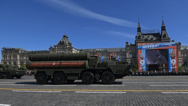 The transport launcher of the surface-to-air missile Triumph S-400 missile system on the military parade devoted to the 73rd anniversary of the victory in the Great Patriotic War of 1941-1945 - Sputnik International