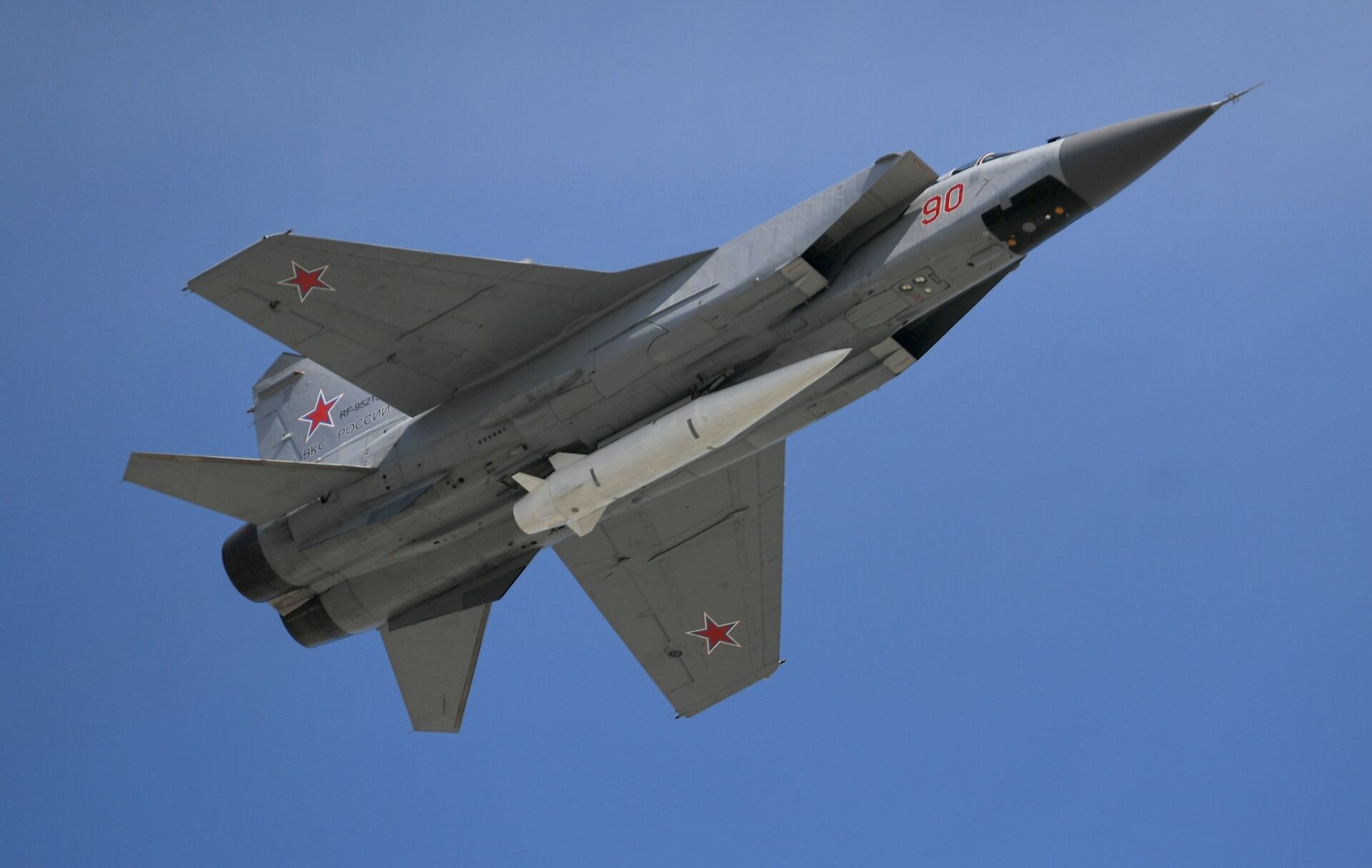 Multi-purpose fighter MiG-31 with the hypersonic Kinzhal rocket on the military parade devoted to the 73rd anniversary of the victory in the Great Patriotic War of 1941-1945  - Sputnik International, 1920, 08.02.2022