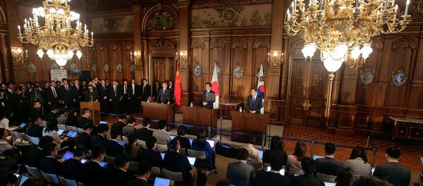 Japanese Prime Minister Shinzo Abe, Chinese Prime Minister Li Keqiang and South Korean President Moon Jae-in attend their joint news conference after their trilateral summit talks in Tokyo, May 9, 2018 Japanese Prime Minister Shinzo Abe, Chinese Prime Minister Li Keqiang and South Korean President Moon Jae-in attend their joint news conference after their trilateral summit talks in Tokyo, May 9, 2018 - Sputnik International