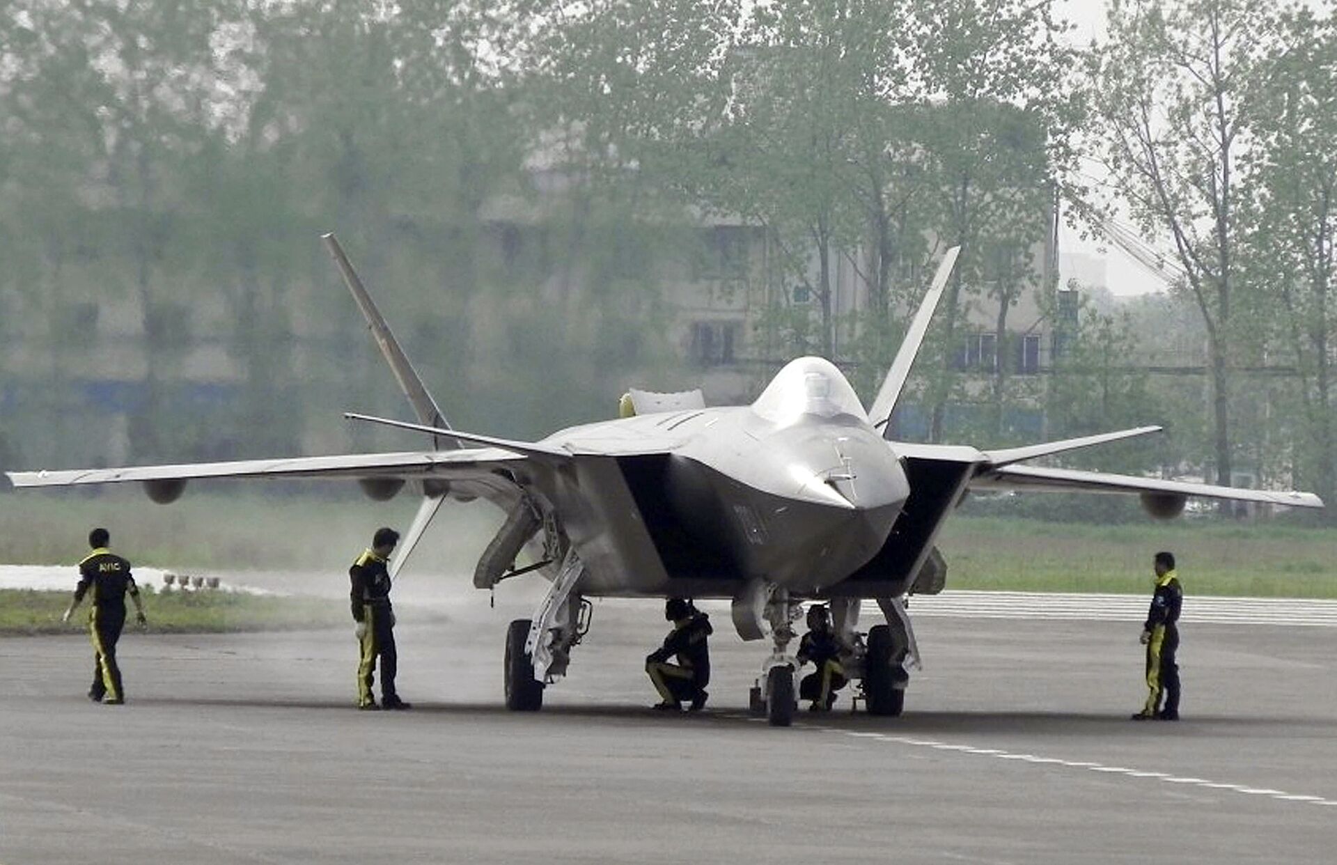 Chinese ground crew members inspect a J-20 stealth fighter in Chengdu, in southwest China's Sichuan province (File) - Sputnik International, 1920, 27.10.2022