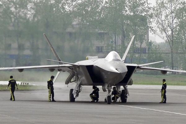 Chinese ground crew members inspect a J-20 stealth fighter in Chengdu, in southwest China's Sichuan province (File) - Sputnik International