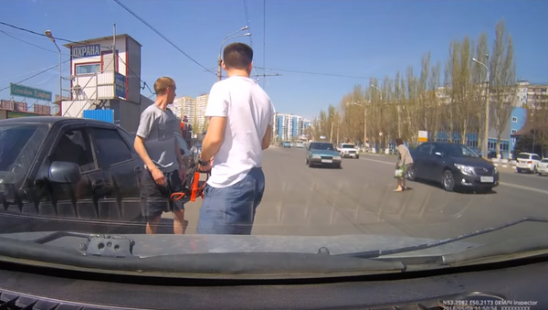 Absentminded Jaywalker Nearly Splattered on Russian Road - Sputnik International