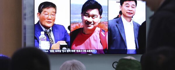 People watch a TV news report on screen, showing portraits of three Americans, Kim Dong Chul, left, Tony Kim and Kim Hak Song, right, detained in the North Korea at the Seoul Railway Station in Seoul, South Korea, Thursday, May 3, 2018. People watch a TV news report on screen, showing portraits of three Americans, Kim Dong Chul, left, Tony Kim and Kim Hak Song, right, detained in the North Korea at the Seoul Railway Station in Seoul, South Korea, Thursday, May 3, 2018. - Sputnik International