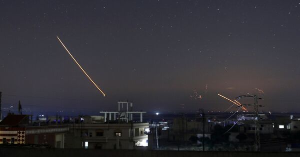 Missile fire is seen over Daraa, Syria May 10, 2018 Missile fire is seen over Daraa, Syria May 10, 2018 - Sputnik International
