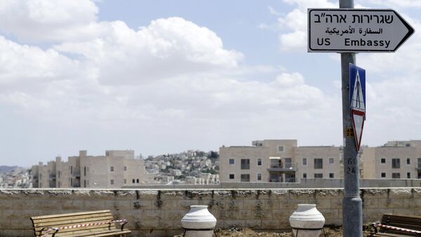 Road signs with an inscription U.S. Embassy in Jerusalem - Sputnik International