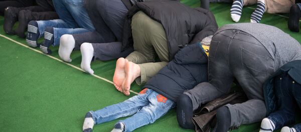 Muslims pray at a makeshift mosque in Potsdam near Berlin, northeastern Germany, on March 16, 2018 Muslims pray at a makeshift mosque in Potsdam near Berlin, northeastern Germany, on March 16, 2018 - Sputnik International