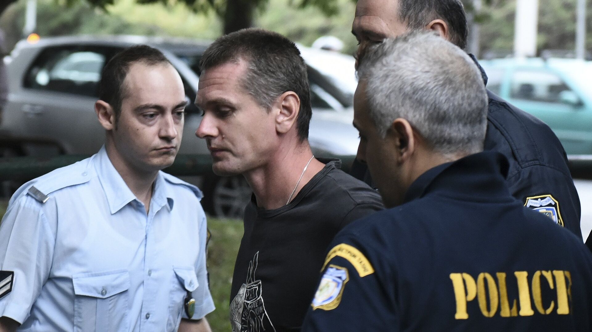 A Russian man identified as Alexander Vinnik, center, is escorted by police officers to the courthouse at the northern Greek city of Thessaloniki on Friday, Sept. 29, 2017 - Sputnik International, 1920, 09.07.2021