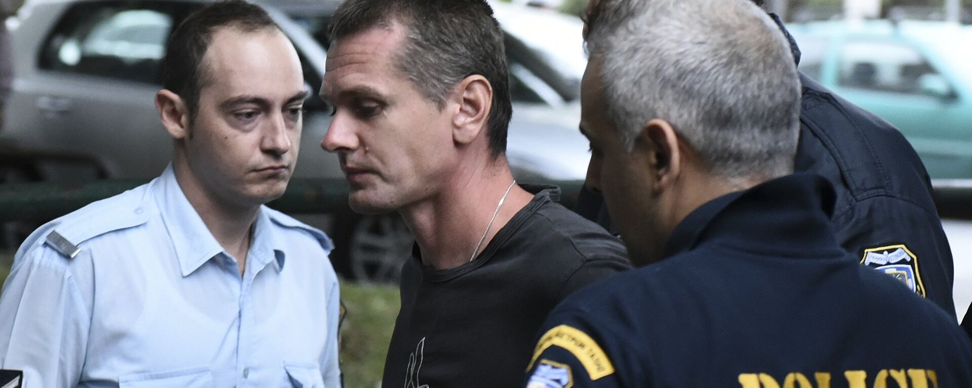 A Russian man identified as Alexander Vinnik, center, is escorted by police officers to the courthouse at the northern Greek city of Thessaloniki on Friday, Sept. 29, 2017 - Sputnik International, 1920, 05.08.2022