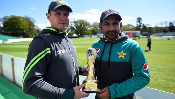 Ireland cricket captain William Porterfield and Pakistan's Sarfraz Ahmed before Friday's Test match - Sputnik International