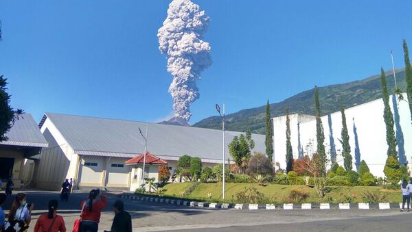 Mount Merapi spews volcanic materials from its crater as seen from Klaten, Central Java, Indonesia, Friday, May 11, 2018 - Sputnik International