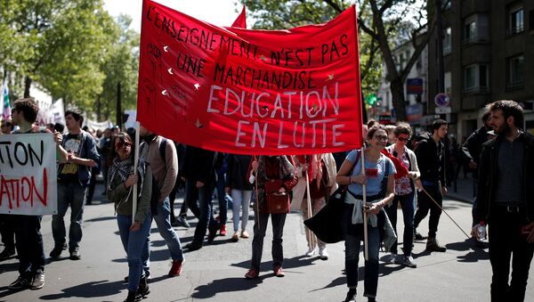 French students and teachers attend a demonstration against the French government's reform plans in Paris as part of a national day of protest, France, May 3, 2018 - Sputnik International