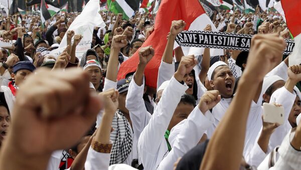 Protesters shout slogans God is Great during a rally against the U.S. plan to move its embassy in Israel from Tel Aviv to Jerusalem, at Monas, the national monument, in Jakarta, Indonesia, Friday, May 11, 2018 - Sputnik International