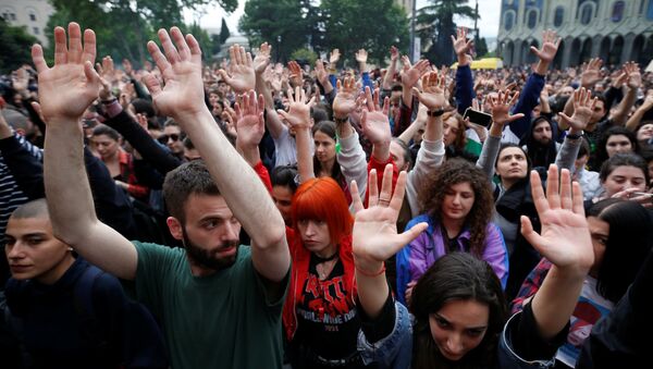 Protesters attend a rally against the Georgian authorities' anti-drug policy following the recent police raids at several local nightclubs near the building of parliament in Tbilisi, Georgia May 12, 2018 - Sputnik International