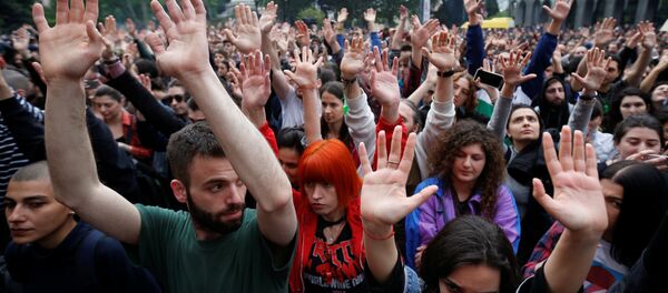 Protesters attend a rally against the Georgian authorities' anti-drug policy following the recent police raids at several local nightclubs near the building of parliament in Tbilisi, Georgia May 12, 2018 - Sputnik International