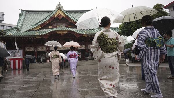 Kimono-clad visitors walk at the Kanda Myojin Shinto shrine in the rain during its festival in Tokyo Saturday, May 13, 2017 - Sputnik International