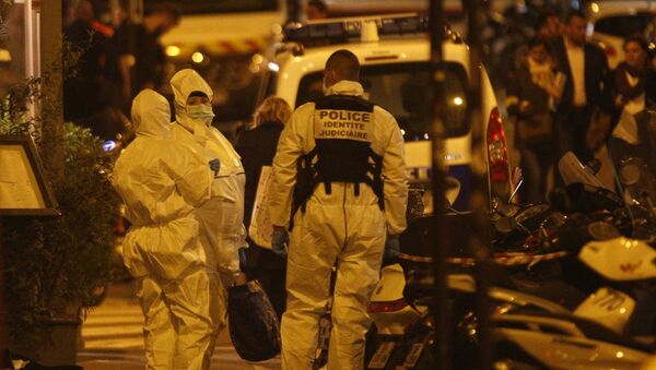 Forensic officers get ready as they arrive to inspect the area in Monsigny street in Paris centre after one person was killed and several injured by a man armed with a knife, who was shot dead by police in Paris on May 12, 2018 - Sputnik International