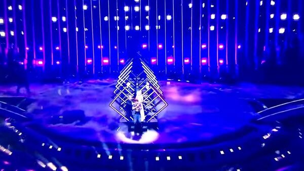 Guy jumps up on stage during UK’s Performance at the Eurovision 2018 - Sputnik International