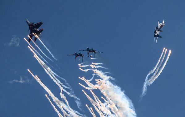 Twelve O'Clock High: Russian Aerobatic Teams Perform Stunts - Sputnik International