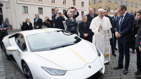 Pope Francis speaks with CEO of Lamborghini Stefano Domenicali next to a white Lamborghini donated to the pontiff by the luxury sports car maker, at the Vatican, Wednesday, Nov. 15, 2017 - Sputnik International
