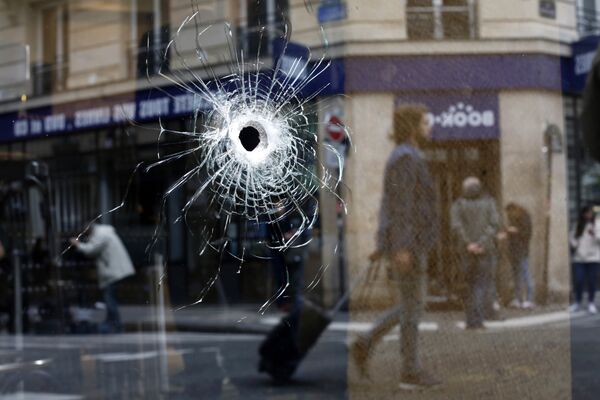 A bullet hole seen on the window of a cafe located near the area where the assailant of a knife attack was shot dead by police officers, in central Paris, Sunday May 13, 2018 - Sputnik International