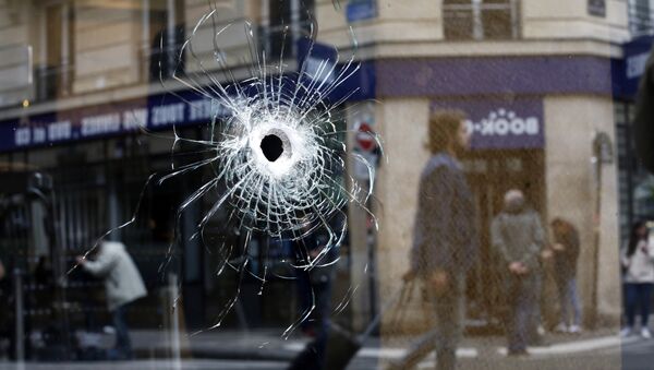 A bullet hole seen on the window of a cafe located near the area where the assailant of a knife attack was shot dead by police officers, in central Paris, Sunday May 13, 2018 - Sputnik International