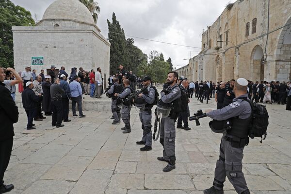 Israeli security forces stand guard at Al-Aqsa mosque compound in Jerusalem's Old City on May 13, 2018 Israeli security forces stand guard at Al-Aqsa mosque compound in Jerusalem's Old City on May 13, 2018 - Sputnik International