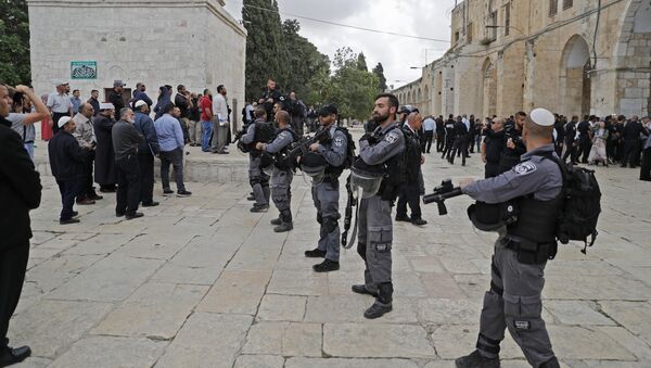 Israeli security forces stand guard at Al-Aqsa mosque compound in Jerusalem's Old City on May 13, 2018 - Sputnik International