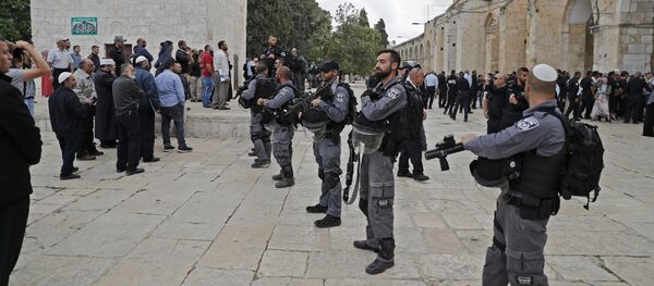 Israeli security forces stand guard at Al-Aqsa mosque compound in Jerusalem's Old City on May 13, 2018 - Sputnik International