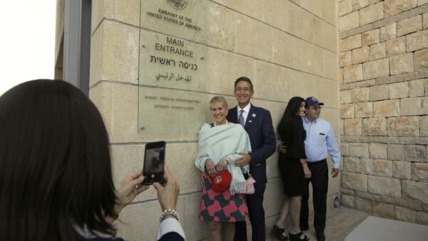 Visitors have a photo taken at the entrance to the new U.S. Embassy in Jerusalem, Monday, May 14, 2018 - Sputnik International