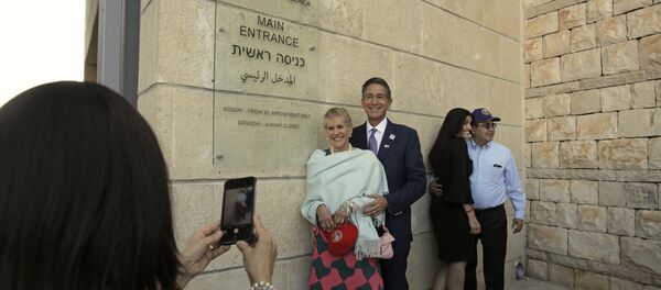 Visitors have a photo taken at the entrance to the new U.S. Embassy in Jerusalem, Monday, May 14, 2018 - Sputnik International