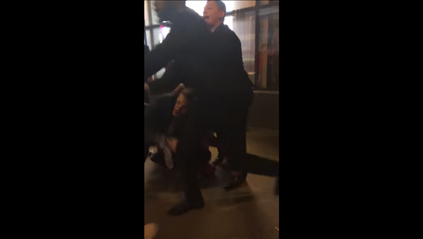 A security guard at Century 21 in downtown Manhattan hits a shoplifting suspect as other guards pin him down. - Sputnik International