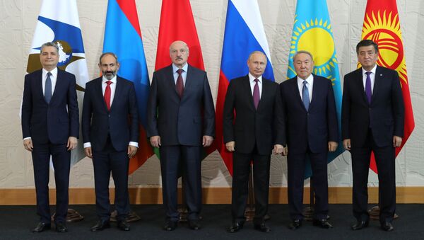 Russian President Vladimir Putin during a joint photo session before a meeting of the Supreme Eurasian Economic Council in Sochi - Sputnik International