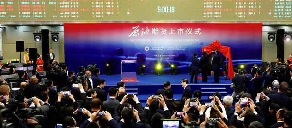 People attend the launch ceremony of Shanghai crude oil futures at the Shanghai International Energy Exchange (INE) in Shanghai, China March 26, 2018 - Sputnik International