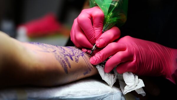 Getting a tattoo (photo used for illustration purpose only) - Sputnik International