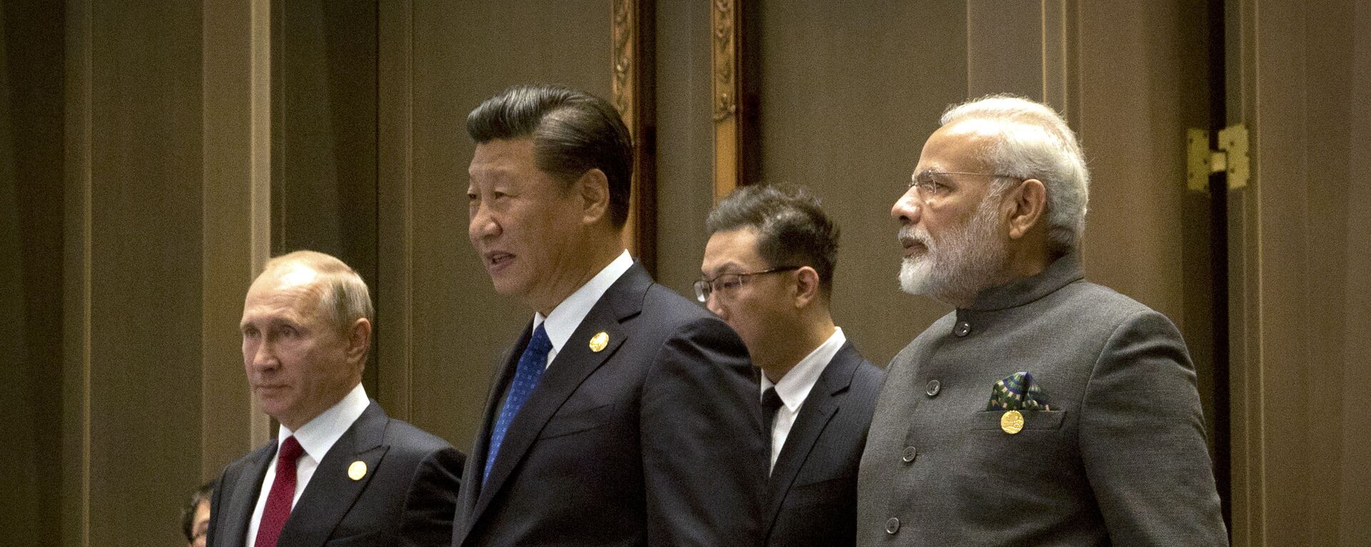 (L to R) Russian President Vladimir Putin, Chinese President Xi Jinping and Indian Prime Minister Narendra Modi arrive for the Dialogue of Emerging Market and Developing Countries on the sidelines of the 2017 BRICS Summit in Xiamen, southeastern China's Fujian Province on September 5, 2017 - Sputnik International, 1920, 09.09.2021