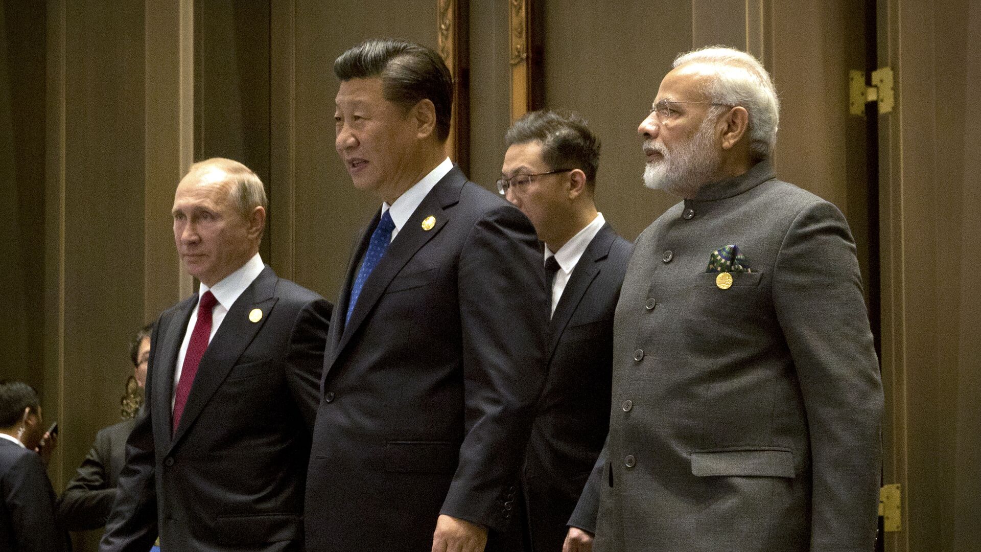 (L to R) Russian President Vladimir Putin, Chinese President Xi Jinping and Indian Prime Minister Narendra Modi arrive for the Dialogue of Emerging Market and Developing Countries on the sidelines of the 2017 BRICS Summit in Xiamen, southeastern China's Fujian Province on September 5, 2017 - Sputnik International, 1920, 09.09.2021