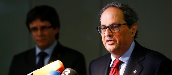Newly elected regional leader of Catalonia Quim Torra (R) and his predecessor Carles Puigdemont attend a news conference in Berlin, Germany May 15, 2018 - Sputnik International