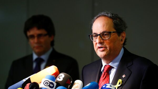 Newly elected regional leader of Catalonia Quim Torra (R) and his predecessor Carles Puigdemont attend a news conference in Berlin, Germany May 15, 2018 - Sputnik International