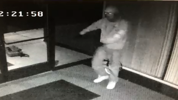 Fresno Police Department release footage showing robber go into a celebratory dance after entering an office building with set of copied keys. - Sputnik International