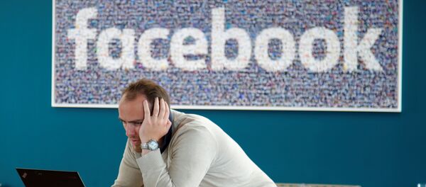 A visitor works on his computer at France's Facebook headquarters in Paris, France, May 15, 2018 - Sputnik International