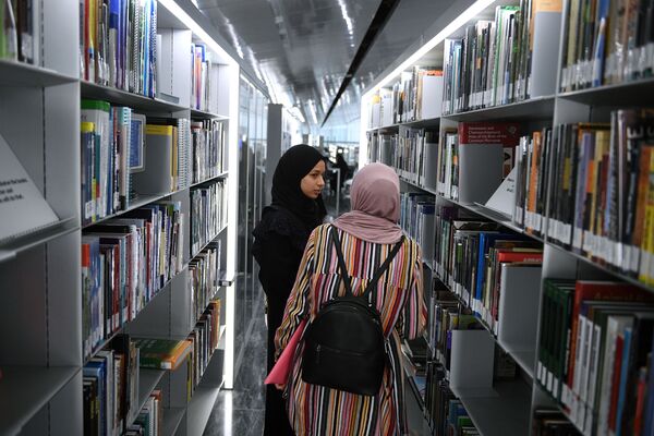 Readers in the National Library in Doha, Qatar. - Sputnik International