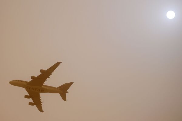 A plane flying over the capital city of Doha, Qatar. - Sputnik International