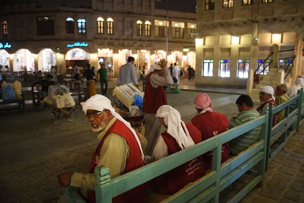 An evening crowd in the capital city of Doha, Qatar. - Sputnik International