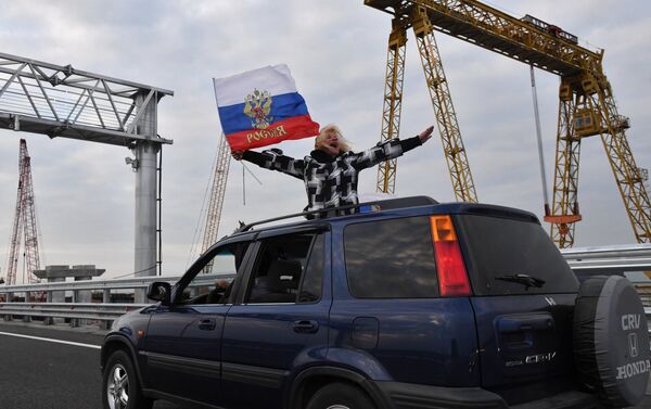 A car on the Crimean Bridge - Sputnik International