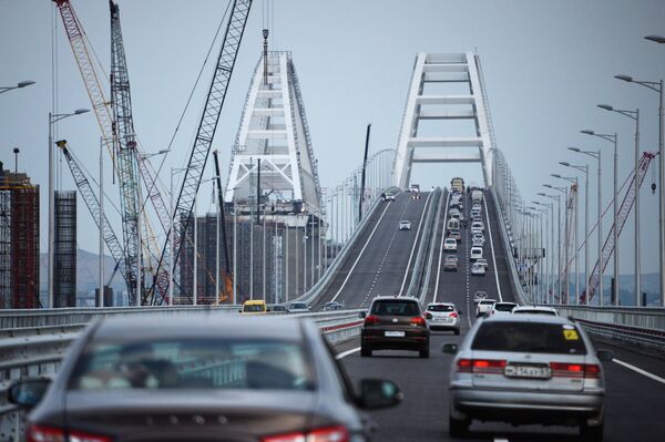 Car traffic on the Crimean Bridge's freeway section - Sputnik International