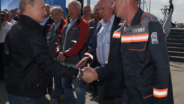 May 15, 2018. Russian President Vladimir Putin talks to builders after speaking at a concert and rally to mark the opening of the motor road section of the Kerch Strait (Crimean) Bridge - Sputnik International